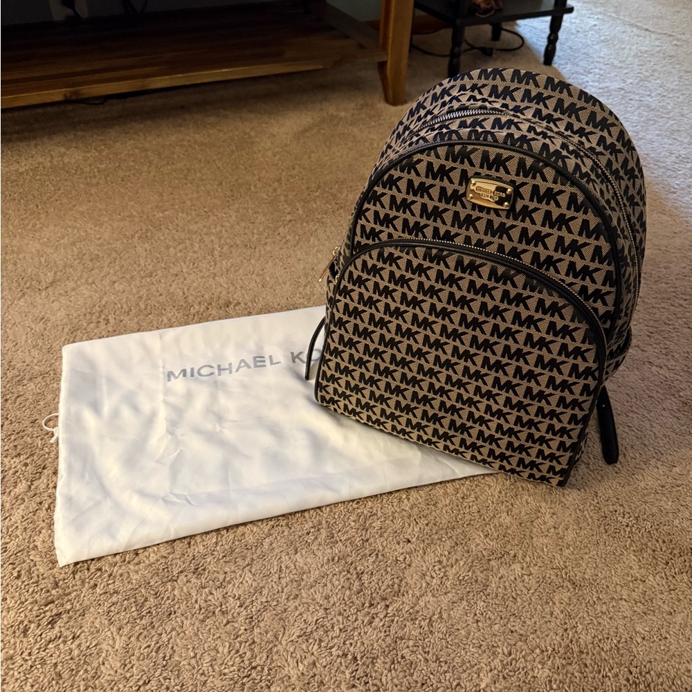 ❤️❤️NWOT large Michael Kors backpack tan/black free dust bag